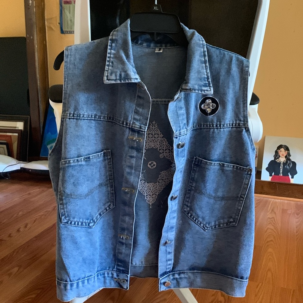 Sleeveless Denim Jacket with “Lisou Voitutn”